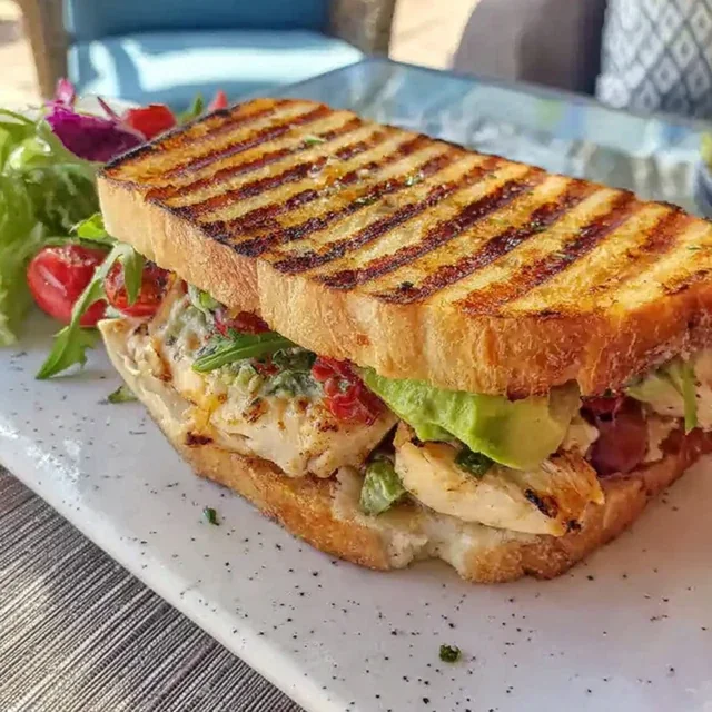 Gegrilltes Hähnchen-Avocado-Sandwich