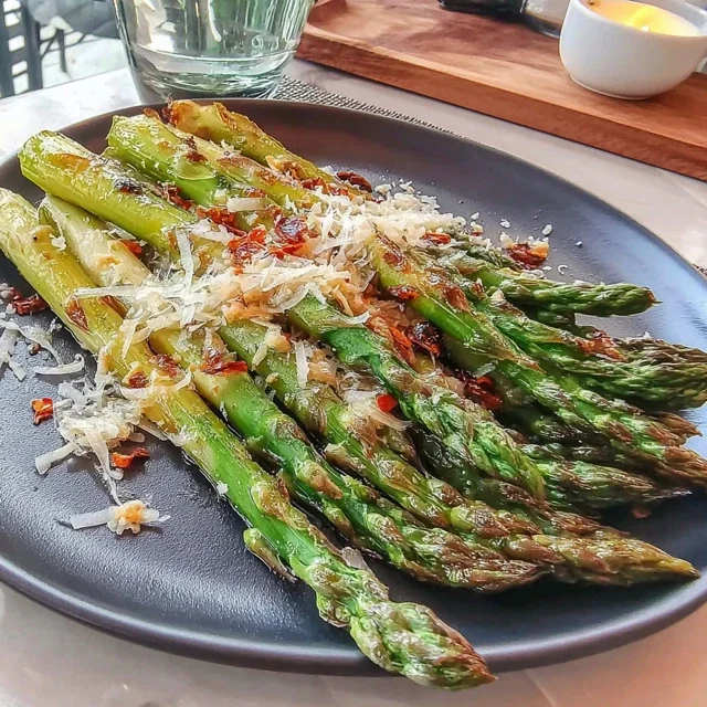 Gerösteter Spargel mit Knoblauch und Parmesan