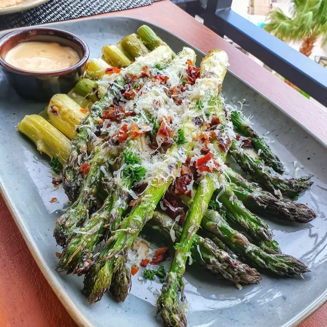 Gerösteter Spargel mit Knoblauch und Parmesan