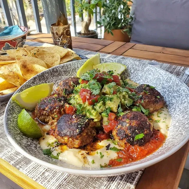 Mexikanische Hackbällchen in Chipotle-Sauce