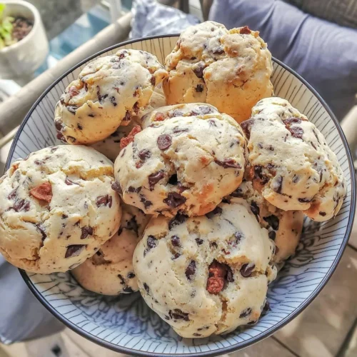 Weiche Schokoladenchip-Cookies aus dem Airfryer frisch gebacken