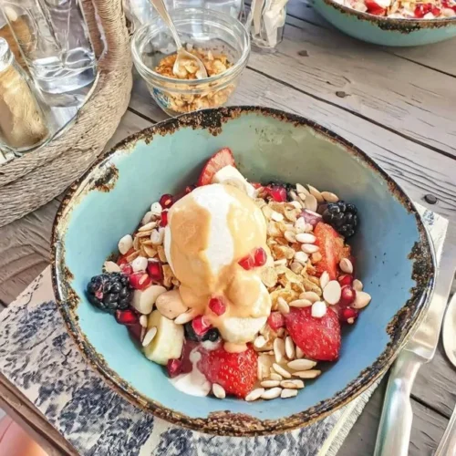 Açaí-Bowl mit roten Früchten und Granola in einer Schüssel