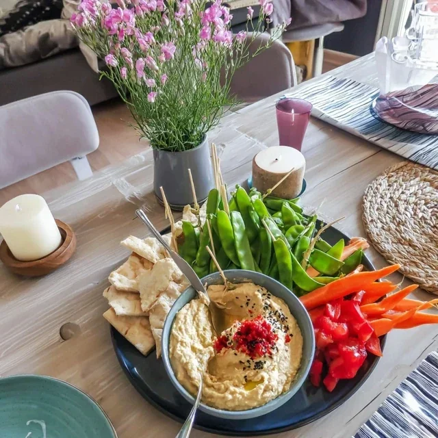 Antipasti-Platte mit Hummus, jungen Karotten und Zuckerschoten