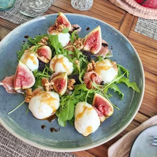 Antipasti-Platte mit Feigen, Burrata, Rucola und weiteren delikaten Zutaten