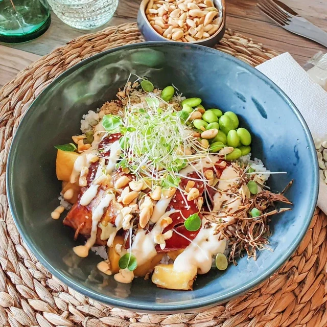 Buddha-Bowl mit Mango, Edamame und Jasminreis
