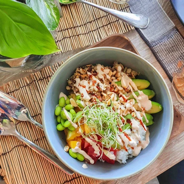 Buddha-Bowl mit Mango, Edamame und Jasminreis