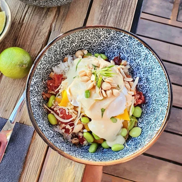 Buddha-Bowl mit Mango, Edamame und Jasminreis