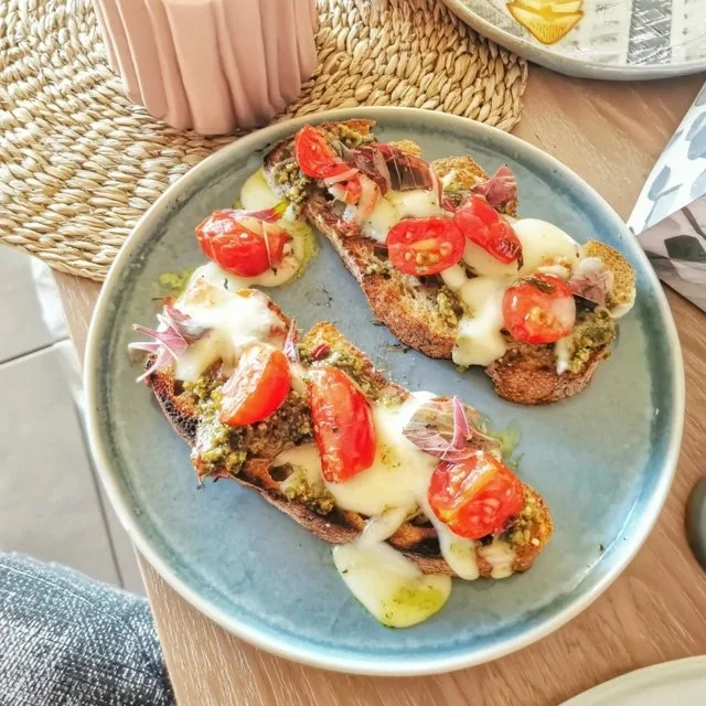 Crostini with pesto and cherry tomatoes