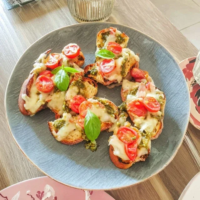 Crostini with pesto and cherry tomatoes
