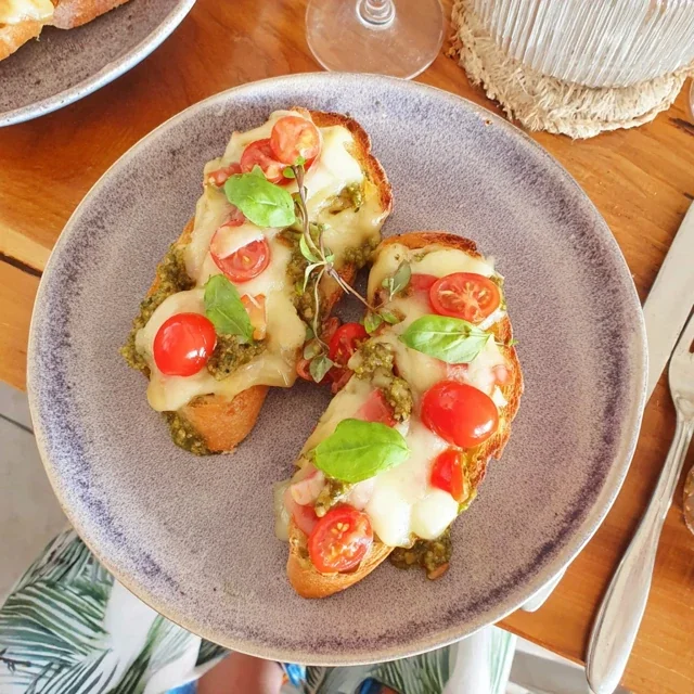 Crostini with pesto and cherry tomatoes
