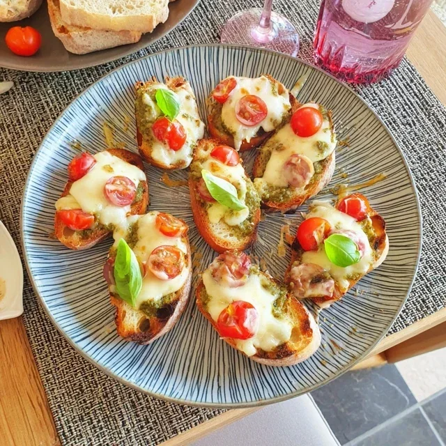 Crostini with pesto and cherry tomatoes