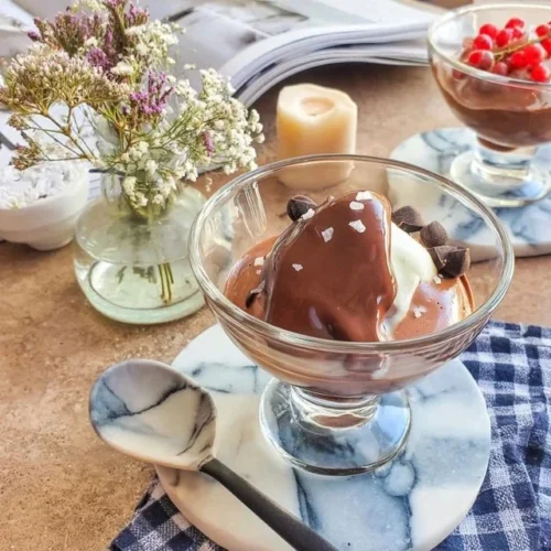 Dunkle Schokoladenmousse mit Meersalz in einer eleganten Dessertschüssel