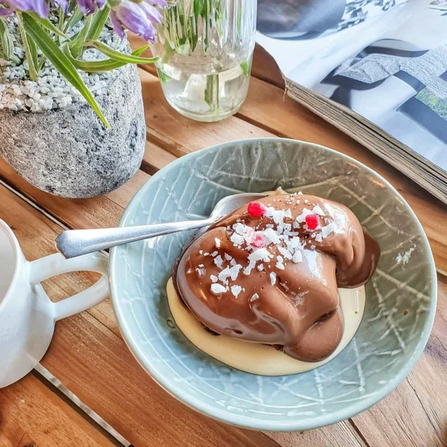 Dunkle Schokoladenmousse mit Meersalz