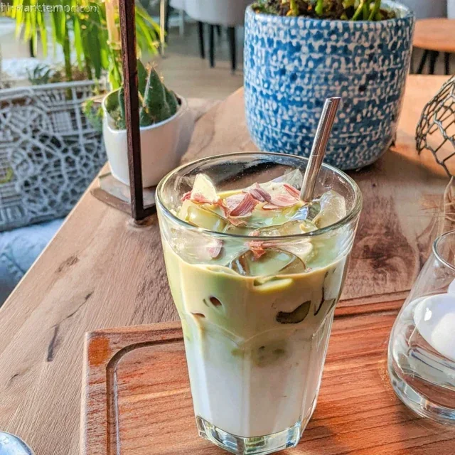 Eiskalt Matcha-Latte mit Kokosmilch