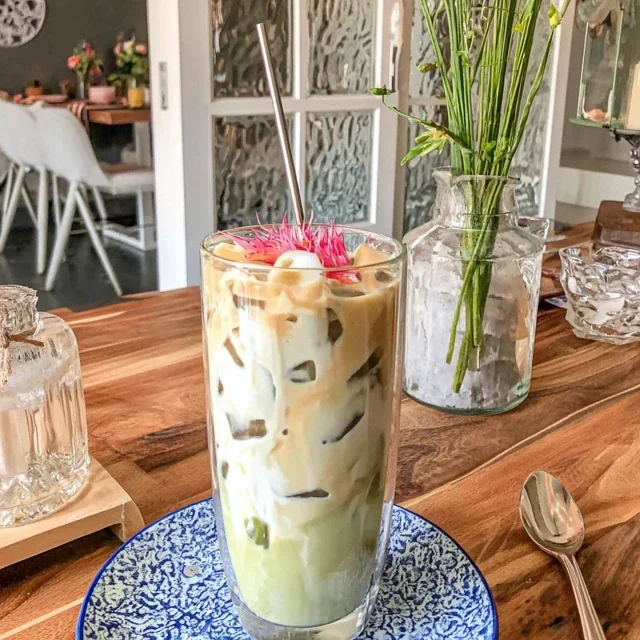 Eiskalt Matcha-Latte mit Kokosmilch