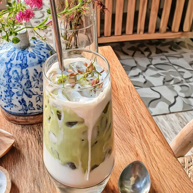 Eiskalt Matcha-Latte mit Kokosmilch