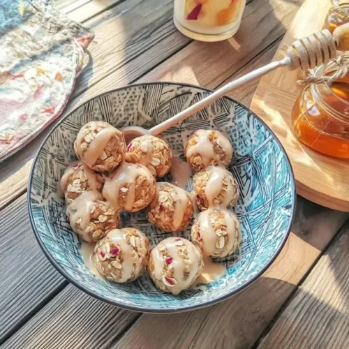 Energiebällchen mit Haferflocken und Honig auf einem Holzbrett