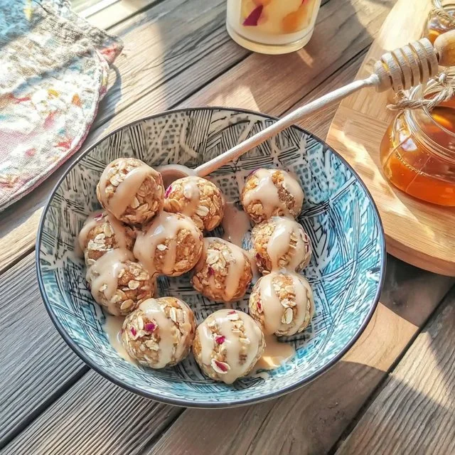 Energiebällchen mit Haferflocken und Honig