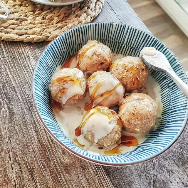 Energiebällchen mit Haferflocken und Honig