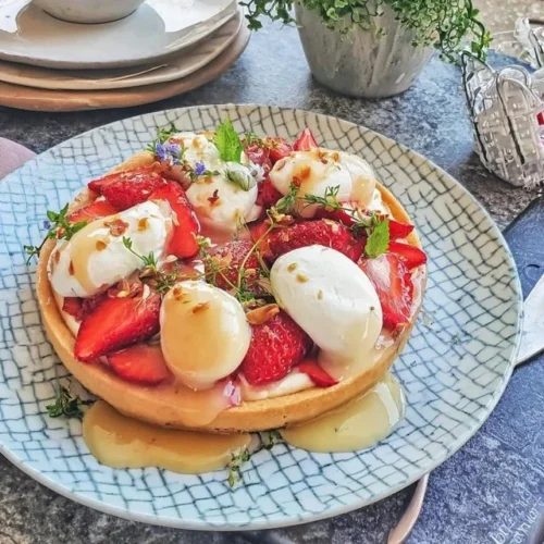Erdbeertarte mit Vanillecreme auf einem wunderschönen Teller serviert
