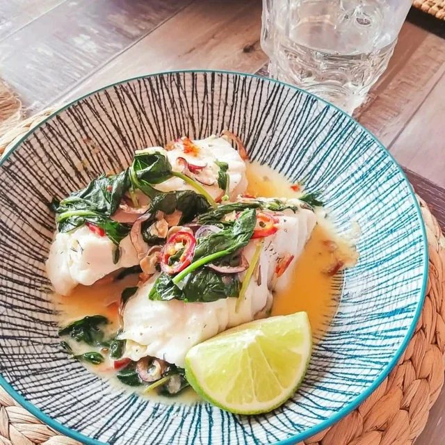 Gedämpfter Kabeljau mit Spinat und Limette