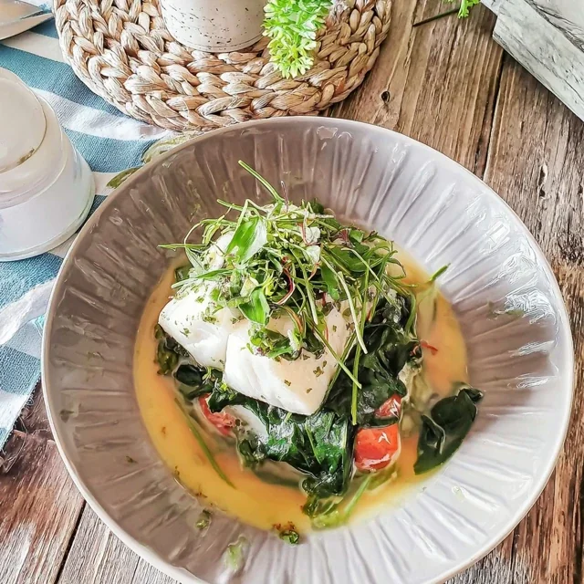 Gedämpfter Kabeljau mit Spinat und Limette