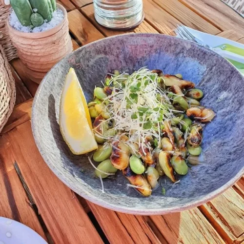 Gegrillte Edamame mit Salz und Zitrone auf einem Grill