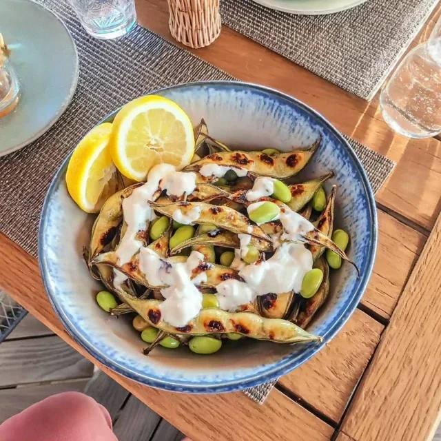 Gegrillte Edamame mit Salz und Zitrone