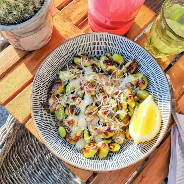 Gegrillte Edamame mit Salz und Zitrone