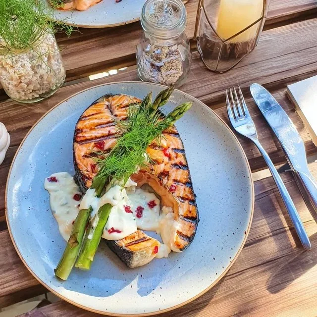 Grilled salmon with asparagus