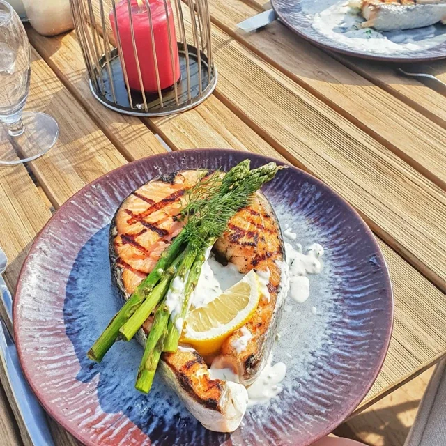 Grilled salmon with asparagus