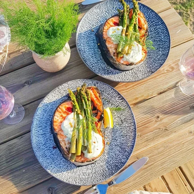 Grilled salmon with asparagus