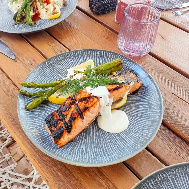 Grilled salmon with asparagus