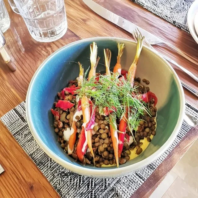 Grüner Linsen-Salat mit jungen Karotten und Kreuzkümmel