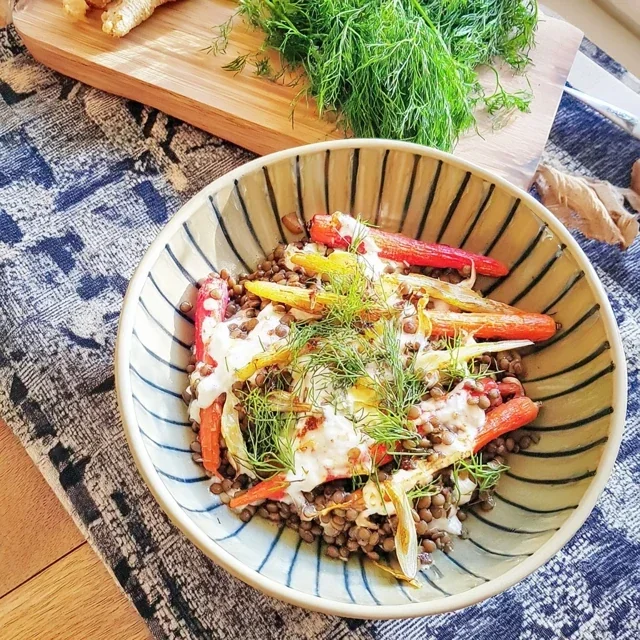 Grüner Linsen-Salat mit jungen Karotten und Kreuzkümmel