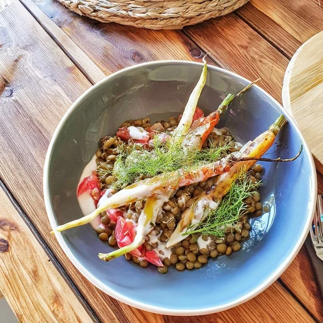 Grüner Linsen-Salat mit jungen Karotten und Kreuzkümmel