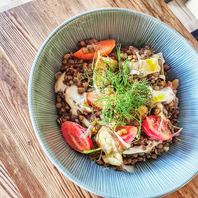 Grüner Linsen-Salat mit jungen Karotten und Kreuzkümmel