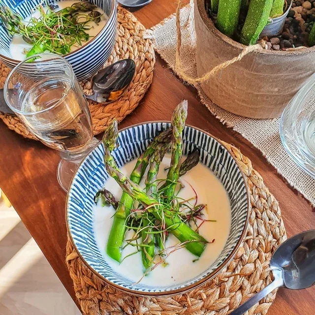 Grüner Spargelvelouté mit Kokosmilch