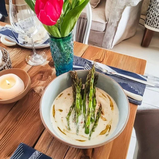 Grüner Spargelvelouté mit Kokosmilch