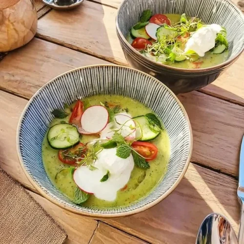 Gurken-Gazpacho mit frischer Minze serviert in einer Schale