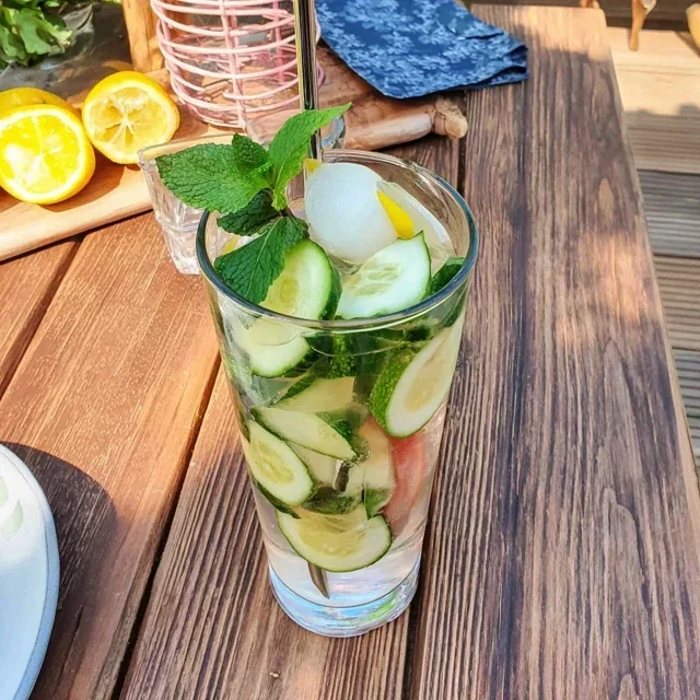 Hausgemachte Minz-Gurken-Limonade