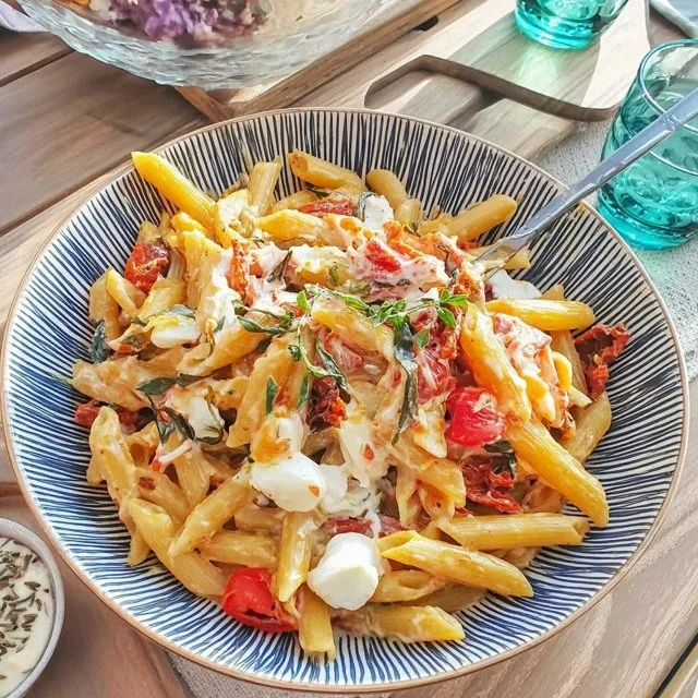 Kalte Pasta mit getrockneten Tomaten und Mozzarella