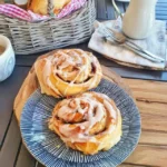 Kanelbullar mit Kardamom und Vanille