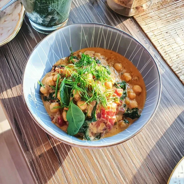 Kichererbsen-Curry mit Kokosmilch und Spinat