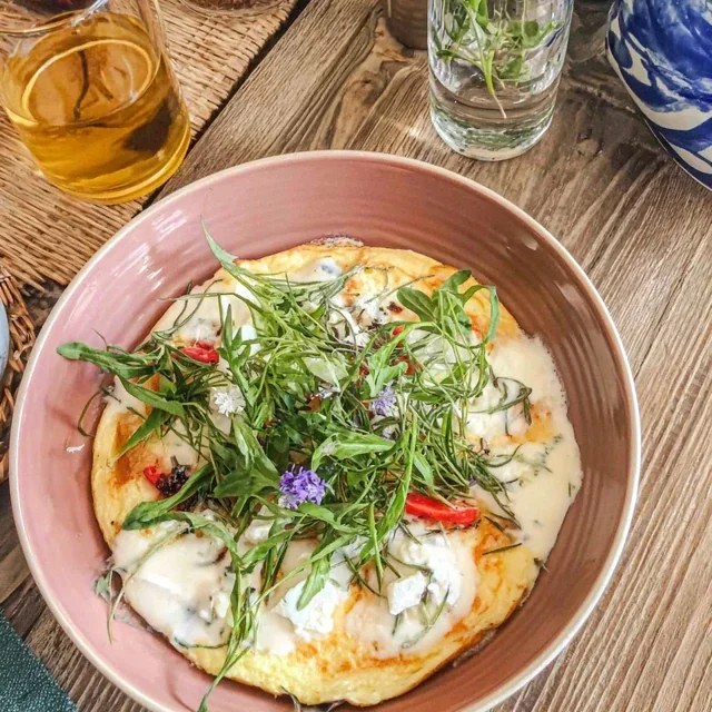 Kräuteromelette mit Ziegenkäse