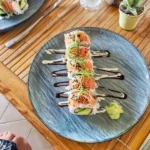 Lachs-Maki mit Gurke und Sesam