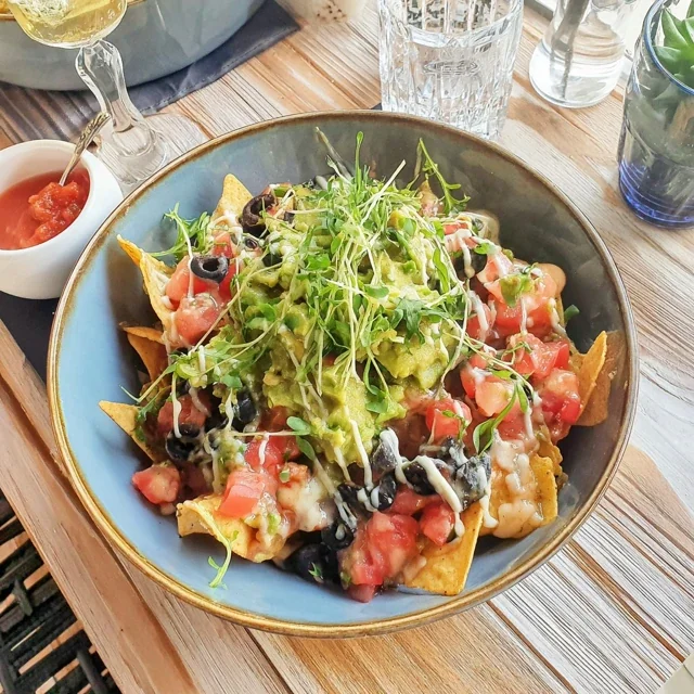 Nachos mit Guacamole und frischer Salsa