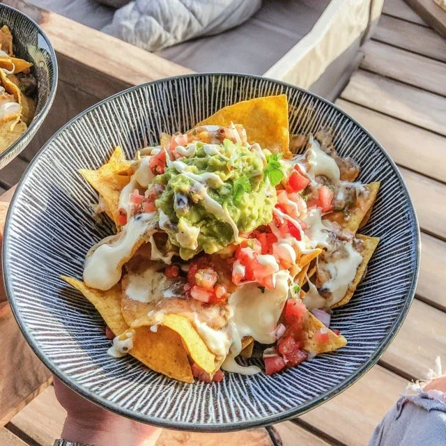 Nachos mit Guacamole und frischer Salsa