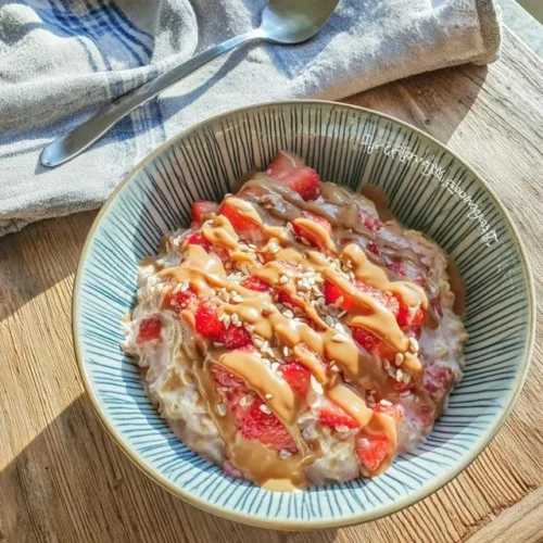 Schüssel mit Overnight Oats, Erdbeeren und Leinsamen, gesundes Frühstück