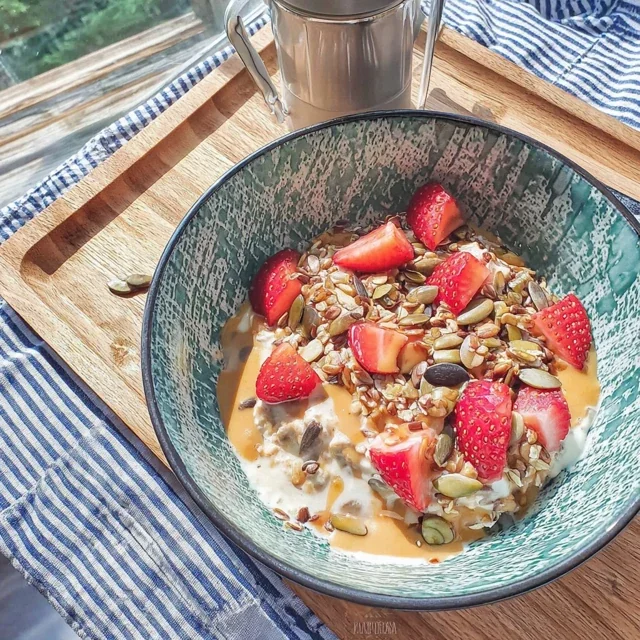 Overnight Oats with Strawberries and Flaxseed
